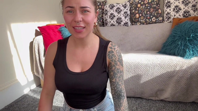 SandyCandie: La cameriera monella fuma al lavoro