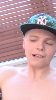 Pocieranie dużego kutasa twink seksownym Lucho