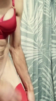 Seksowny szalony czerwony strój Crossdresser ma na sobie