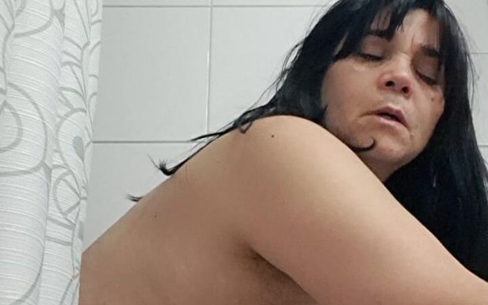 Mommy big hairy pussy: 熟女在洗澡时被继子干
