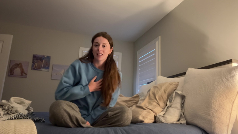 Nadia Foxx: Atrapando a tu hermanastra follando la almohada