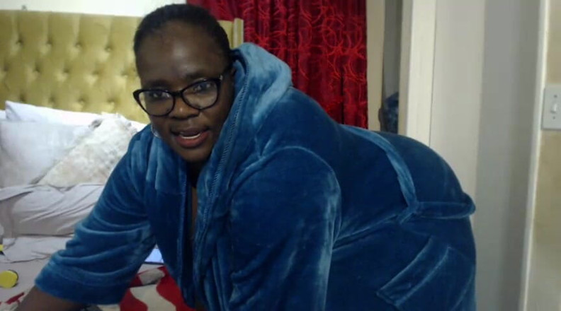 Legendary Booty Overdose: Une SSBBW excitée se masturbe et prend son petit-déjeuner au...