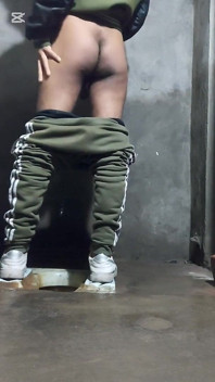 Pákistánský chlapec v koupelně wc prstění