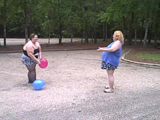 BBW nurse Vicki adventures with friends: BBW gals grać siatkówkę z balonami