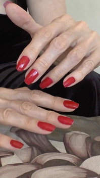 Mãos bonitas, unhas vermelhas longas, joi lady victoria valente