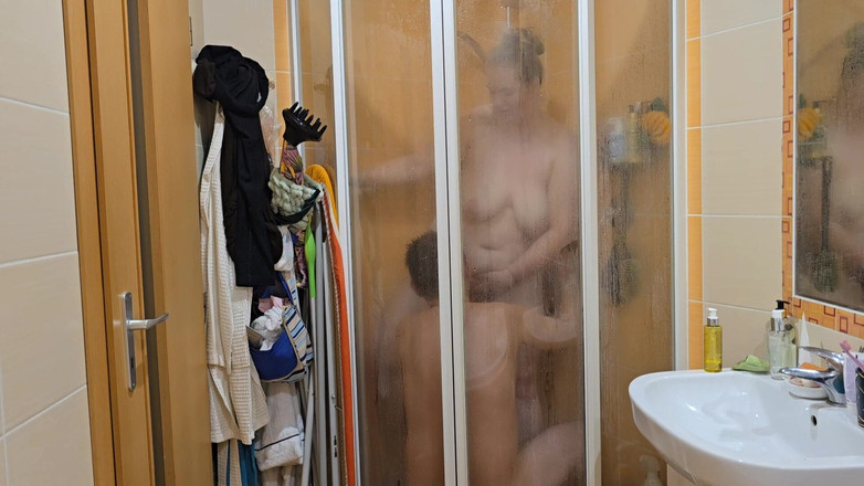 HNC Productions: Jen se spolu sprchovali, dokud se z toho neuměje žhavý sex...