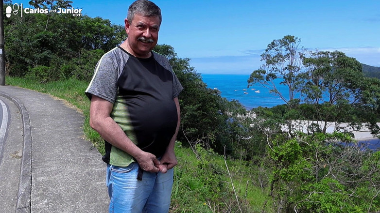 Carlos And Junior: Il patrigno piscia in pubblico