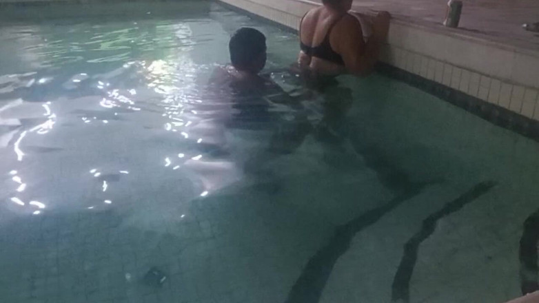 Milfta boohot: Fetiche De Pies Mi Madrastra Los Modela En La Piscina...