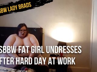 SSBBW Lady Brads: SSBBW太った女の子は仕事でハードな一日の後に服を脱ぎます