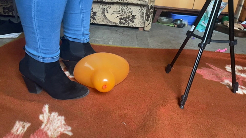 BeachBallsDuo: 100kgs Bigbootylucy ऊँची एड़ी के जूते में गुब्बारे ठूंसती है! स्लो मोशन वाले 2 कैमरे!