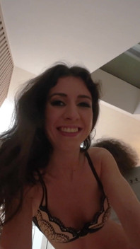 Elle se fait baiser et pisser dans le cul