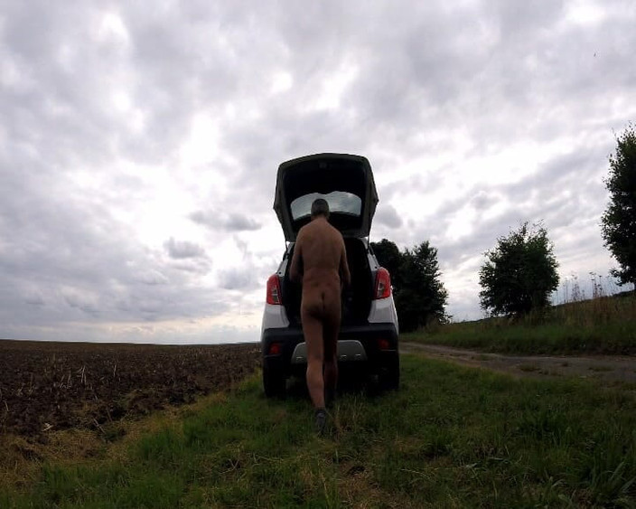 Andy: Гола навколо автомобіля