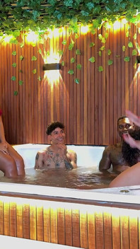 Spektakular Antara Kaum di Jacuzzy di Medellin