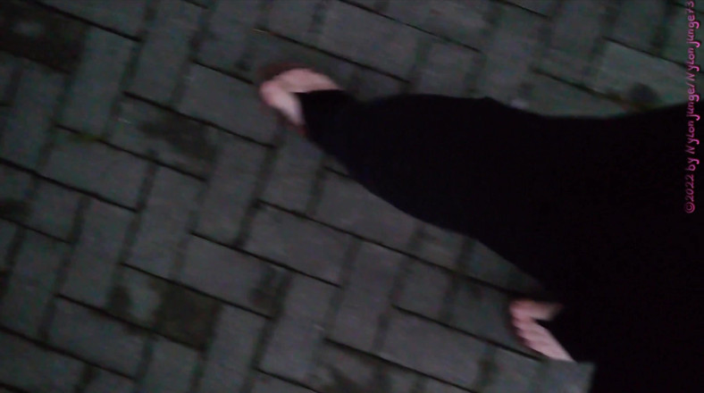 Carmen_Nylonjunge: Pieds nus à la poubelle