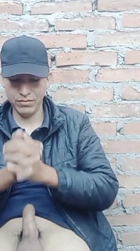 Un ragazzo carino accarezza il suo cazzo