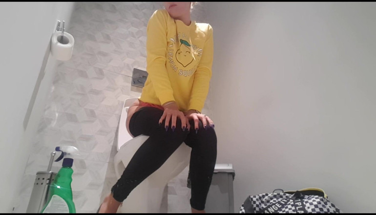 Erotic Tanya: Scene di scoreggia in bagno