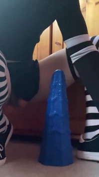 Gótica twink cavalgando nova maca anal em minissaia!