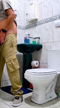 Paní intimní vztah v koupelně po cvičení.
