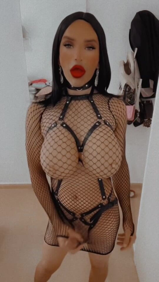 Sissy Slut Brianna: Dimmi, stronza, dove va prima quella bocca disperata? Al seno,...