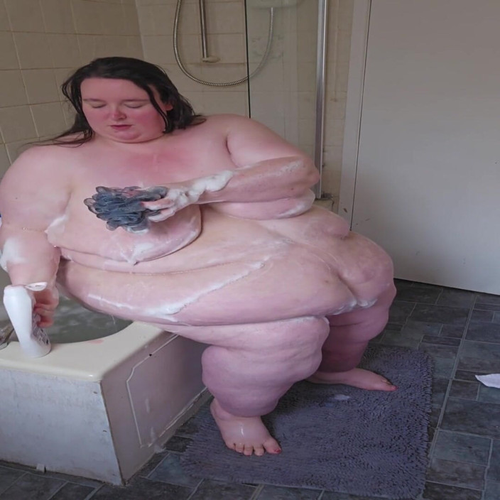 SSBBWLadyBrads: La dea sSBBW si fa il bagno dal lato del...