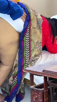 darji meri mammi ko dukaan ke andar chodta hai jab main baahar intjaar kar raha hota hoon!
