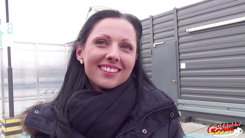 German Scout: Німецький скаут - струнка мілфа July Sun