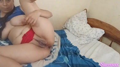 Naree hot: Chutná prsa a šťavnatá kundička, s obrovským robertkem, miluji masturbovat, dokud...