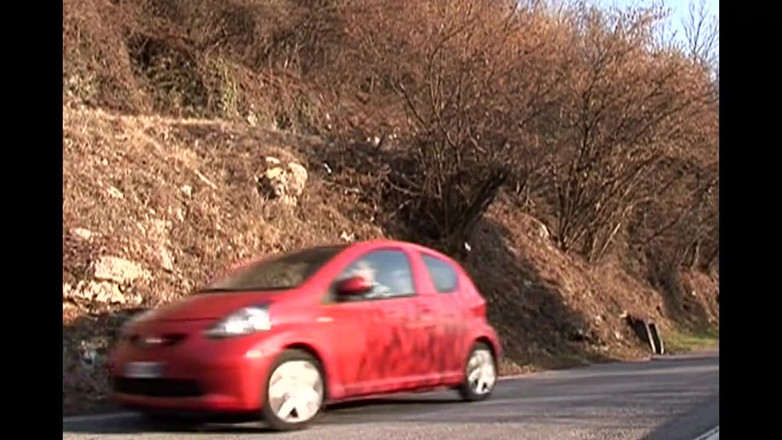 My Dirty Family: Mamă sexy blondă prinsă la țară în timp ce se pișă și este...