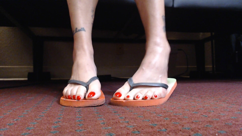 Abby Anna: Rode nagels flip flop schoenspel close-up