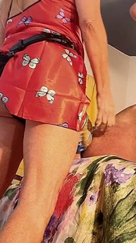 Lento e facile con lo strapon mega dildo colorato
