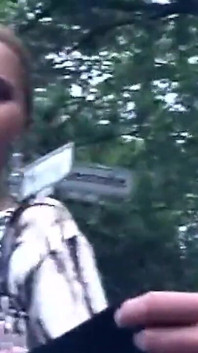 Une salope à la gorge profonde se fait baiser par un téléphone public, avale une grosse dose