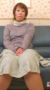 Short hair Japanese cougar creampie