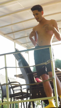 Český teen Twink má svou těsnou díru provrtanou během yardworku bez sedla