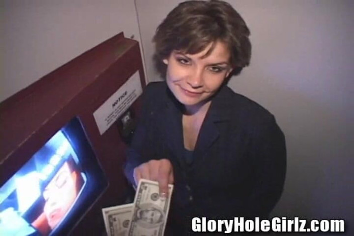 Glory Hole Girlz: Perra de oficina de pelo corto mamando semen labios de...