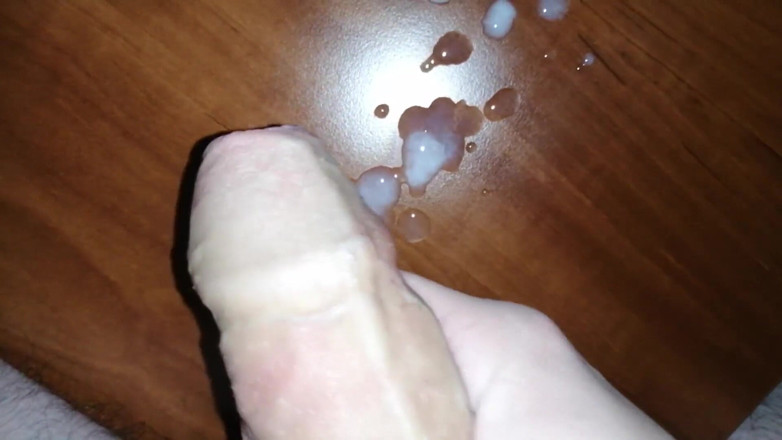Cum2Guy: Masturbando um pau grande e gordo, derramando esperma no ambiente...