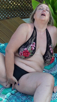 Masturbare la podeaua piscinei ejaculează