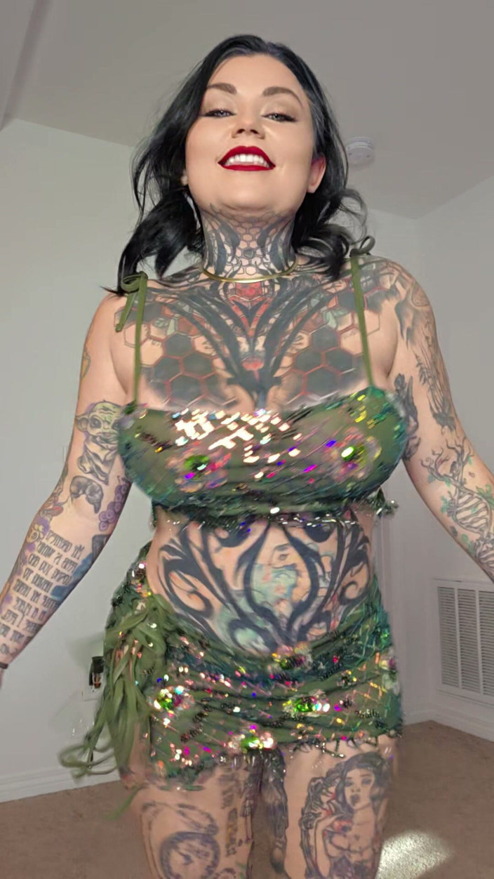 Ventressink: Rave Girl Strip Tease