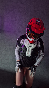 È molto eccitante quando tocchi il tuo cazzo indossando gli abiti da moto