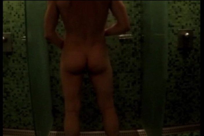 outdoor-fun: Halka açık spor salonunda duşta sert yarakla mastürbasyon yapıyor, soyunma...