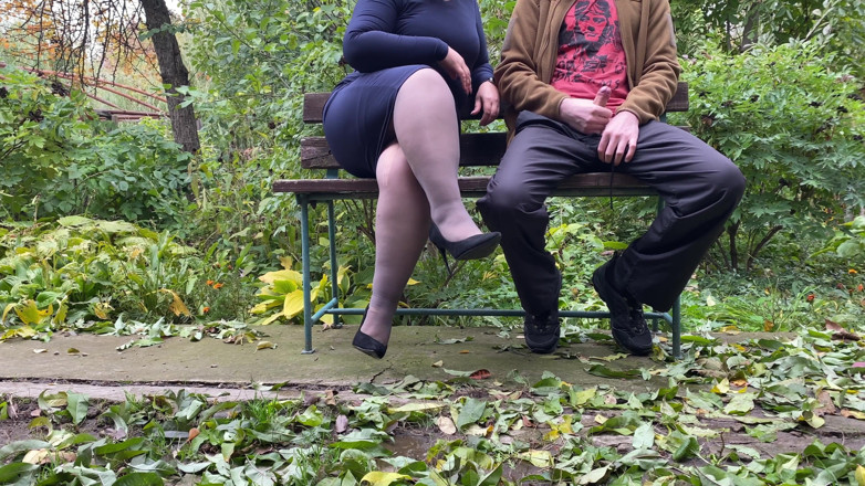 OurFetishLife: La reazione di mia suocera alla sega nel parco