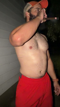 Un ourson musclé et du sperme à l’extérieur