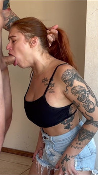 Ungezogene Rothaarige Magd Saugt Heiß