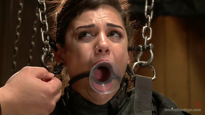 Device Bondage by Kink: Bonnie Rotten menyerah dan memancut ke Master Orlando