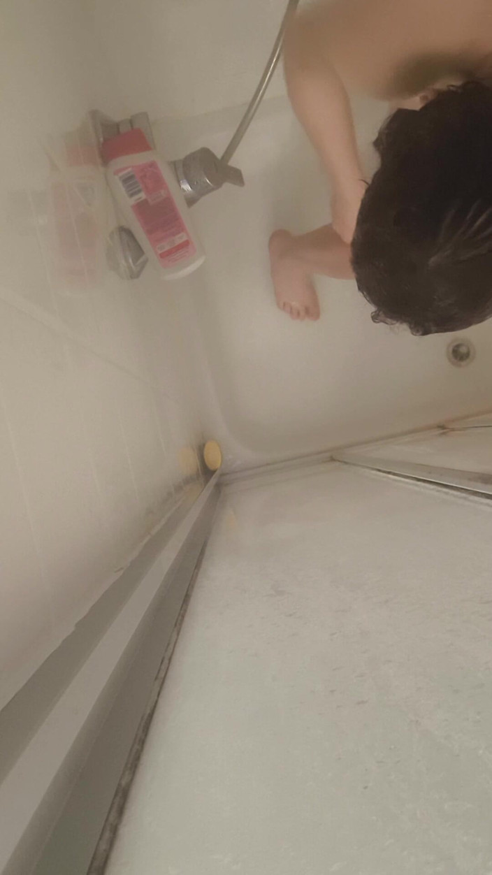 JanineLang: Orgasme pendant la douche et le rasage