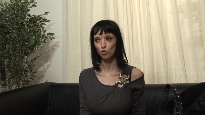 Slutty Milf: Matura excitată este gata pentru futai anal dur