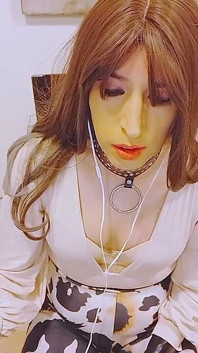 Crossdresser berangan tentang lelaki sambil menyentuh