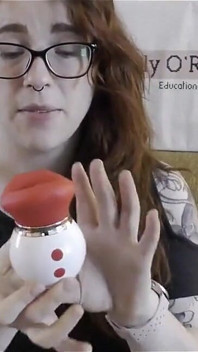 Öpüşme emen vibratörün NSFW incelemesi