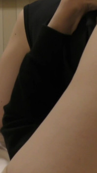 溢れる蜜でシーツを濡らす不倫妻