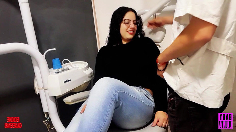 Babyluna939: 我的牙医继兄弟给我他美味的棒糖 第1部分