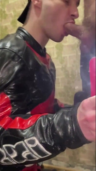 Gay Biker blowjob lelaki dalam pakaian kulit penuh